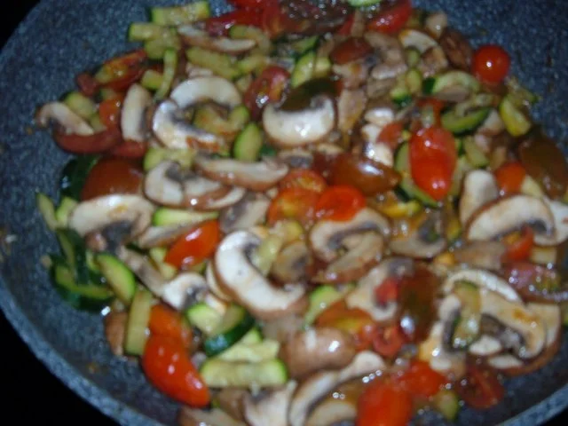 Rezept: Blätterteig : mit Pute, Champignons,Zucchini,Tomate .. Bild Nr. 5 Blätterteig : mit Pute, Champignons,Zucchini,Tomate .. - Rezept - Bild Nr. 5