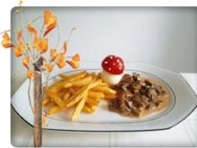 Champignonrahmsauce mit Pommes frites  und einem „Pilzei“ dazu - Rezept