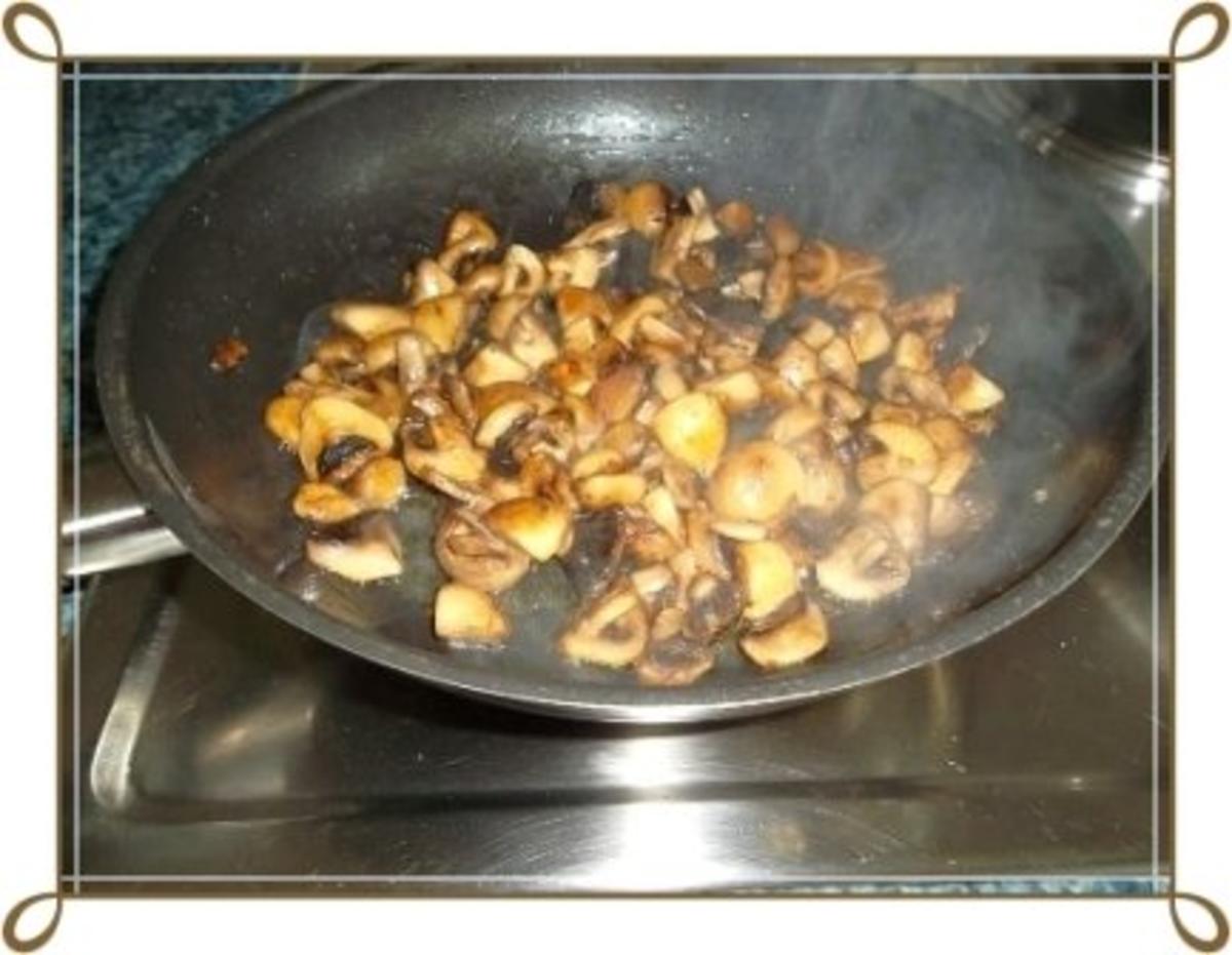 Champignonrahmsauce mit Pommes frites  und einem „Pilzei“ dazu - Rezept - Bild Nr. 4