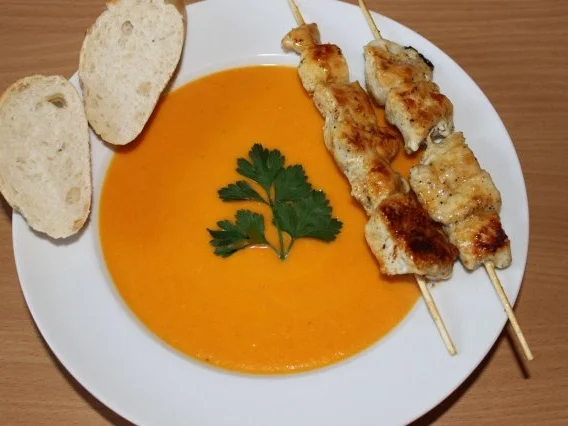Möhren-Ingwer-Suppe mit Hähnchenspieße in Honig-Senf-Marinade - Rezept