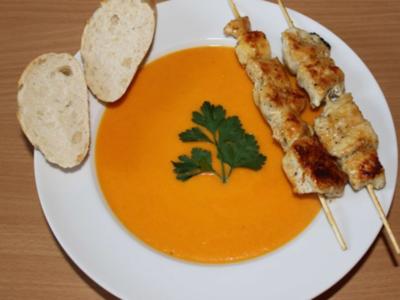 Möhren-Ingwer-Suppe mit Hähnchenspieße in Honig-Senf-Marinade - Rezept