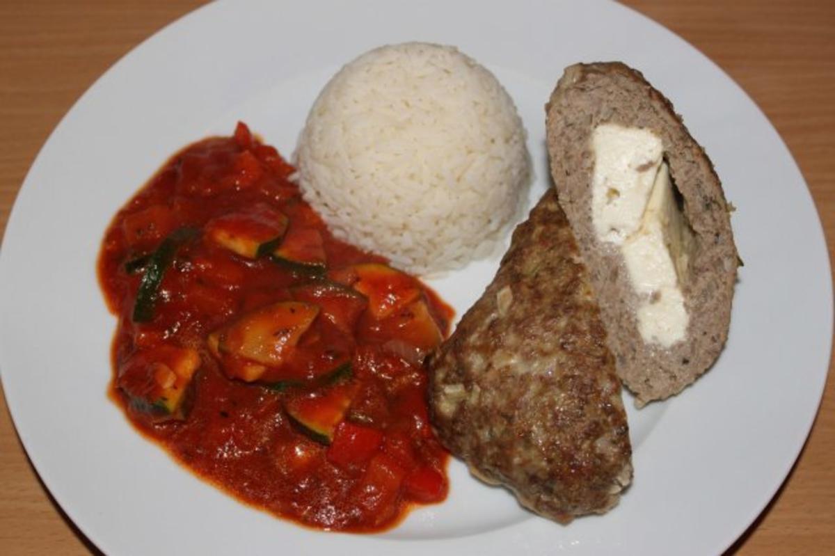 Hackroulade "Greek Style" mit Paprika-Zucchini-Gemüse und Reis - Rezept
