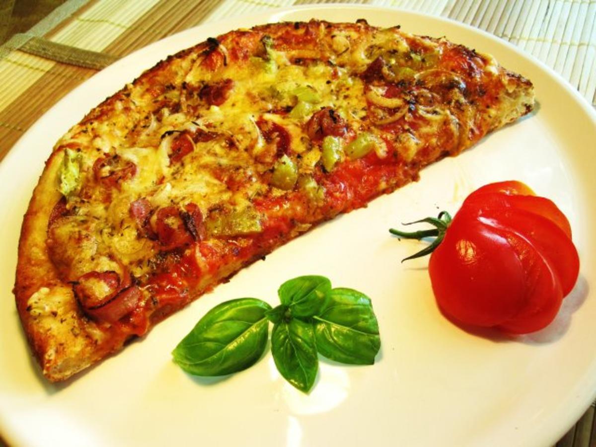 Bilder für Pizza mit Zwiebeln, Salami und Schinken ... - Rezept