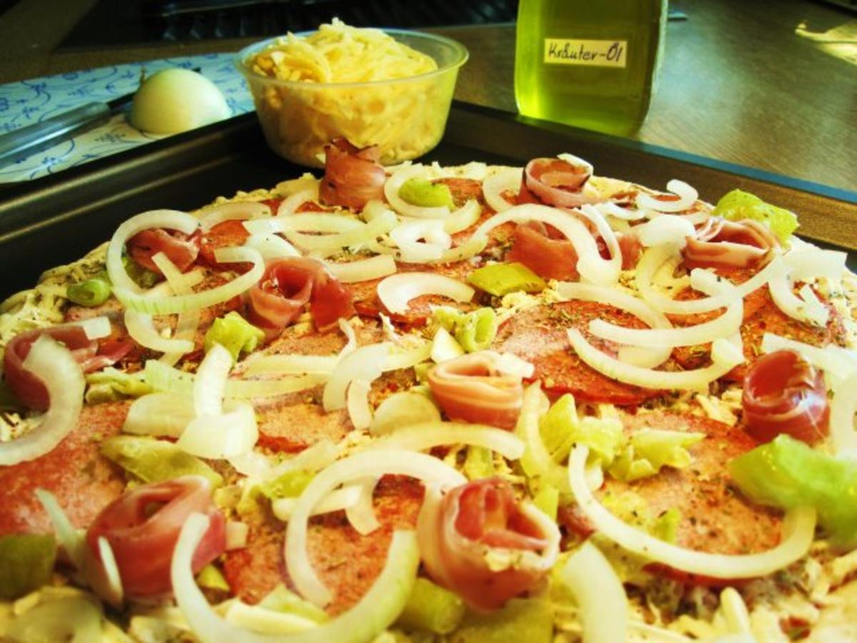 Pizza mit Zwiebeln, Salami und Schinken ... - Rezept - Bild Nr. 4