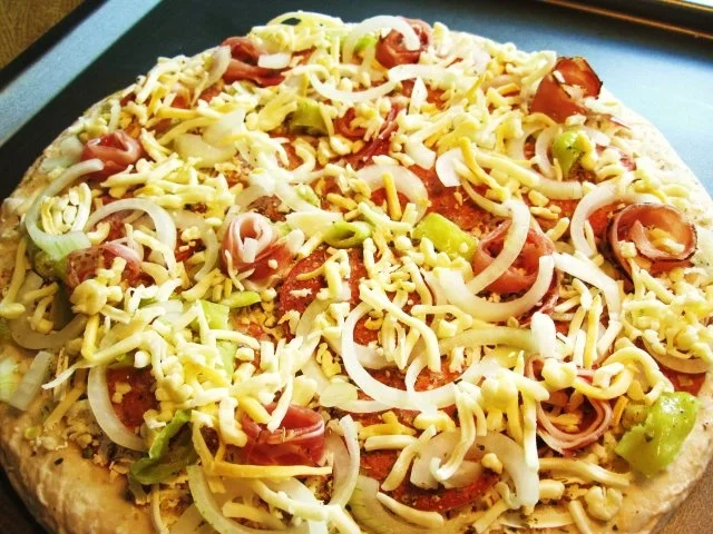 Pizza mit Zwiebeln, Salami und Schinken ... - Rezept - Bild Nr. 5