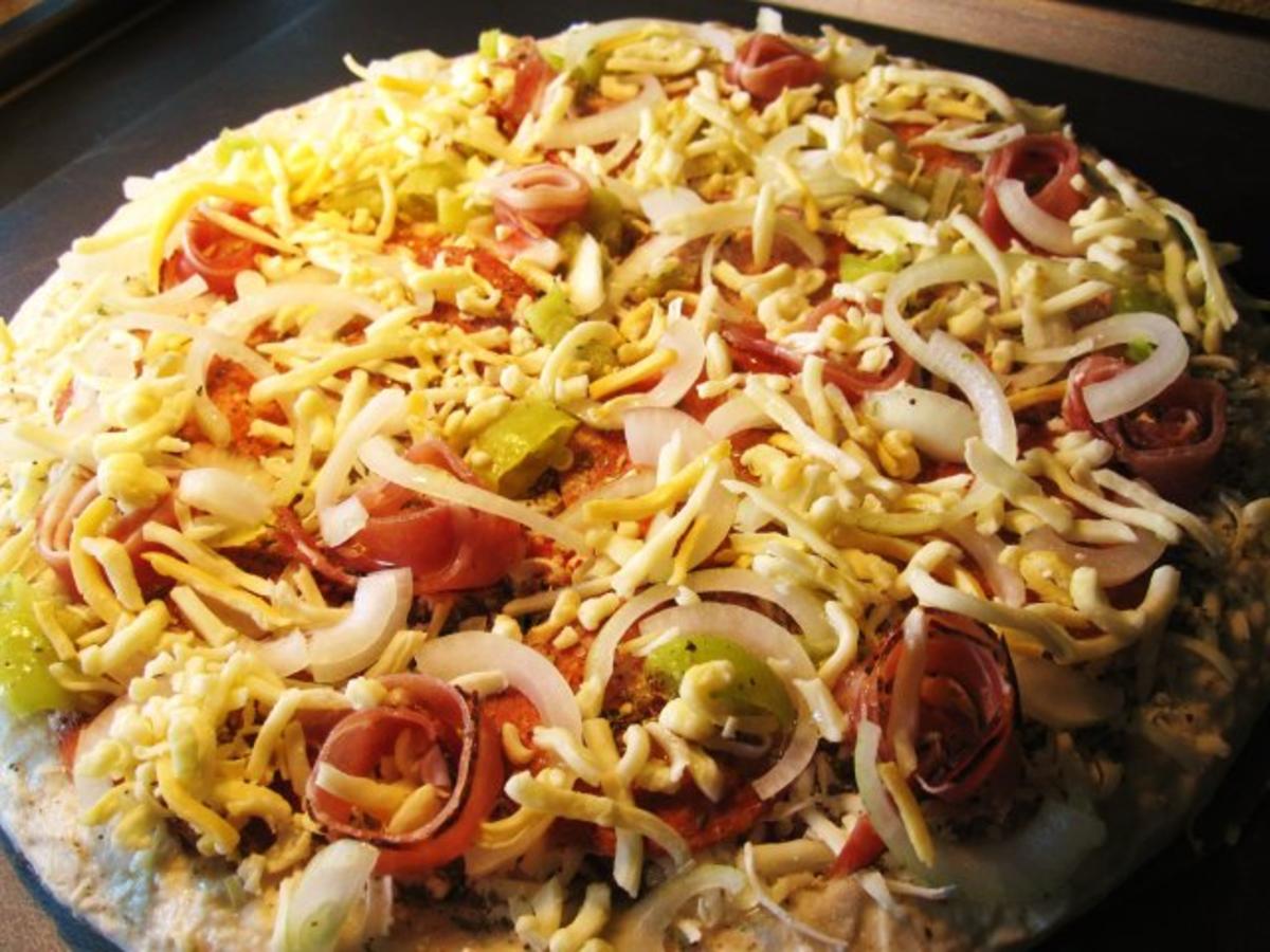 Pizza mit Zwiebeln, Salami und Schinken ... - Rezept - Bild Nr. 6