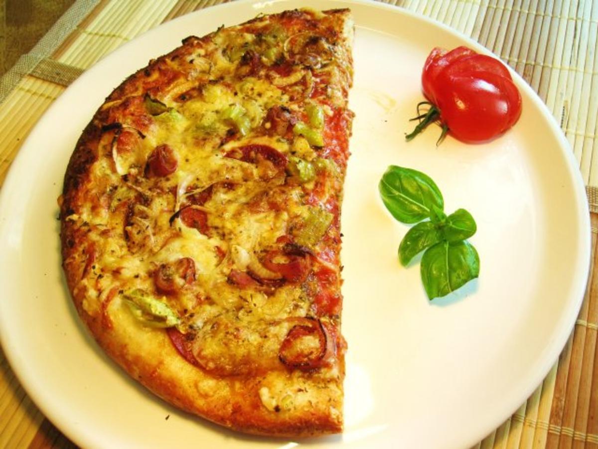 Pizza mit Zwiebeln, Salami und Schinken ... - Rezept - Bild Nr. 7