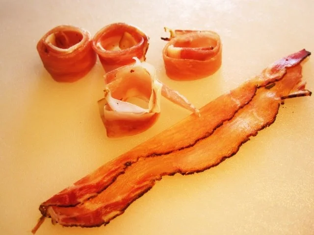 Pizza mit Zwiebeln, Salami und Schinken ... - Rezept - Bild Nr. 3