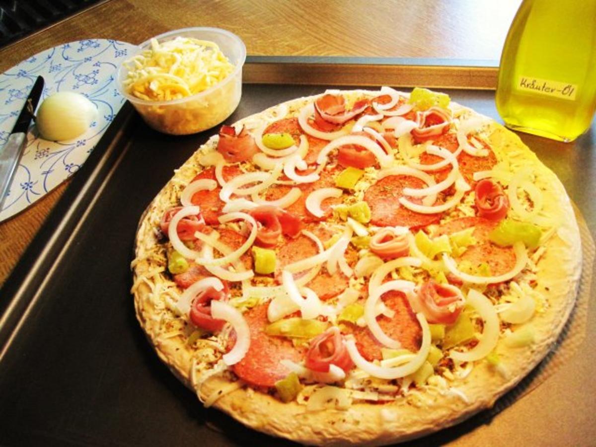 Pizza mit Zwiebeln, Salami und Schinken ... - Rezept - Bild Nr. 2