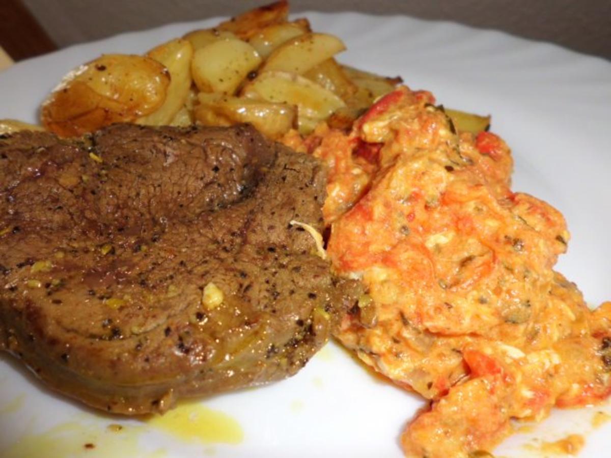 Fleisch, Rind: Rindersteak mit Tomaten-Feigen-Salsa und Zitronen-Ingwer-Ofenkarfoffeln - Rezept
