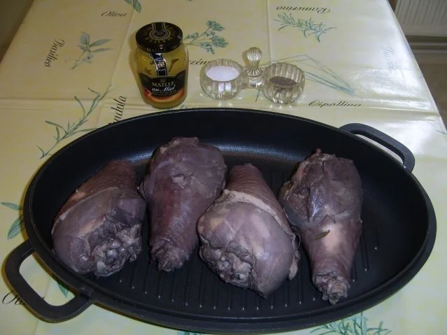 Rezept: Kräuterputenkeule mit Honig-Senfkruste Bild Nr. 2 Kräuterputenkeule mit Honig-Senfkruste - Rezept - Bild Nr. 2