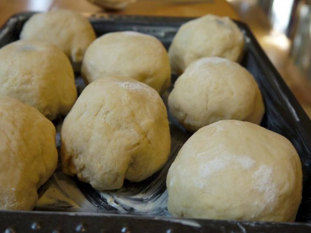 Zwetschgen-Rohrnudeln mit Vanille-Sauce - Rezept - kochbar.de