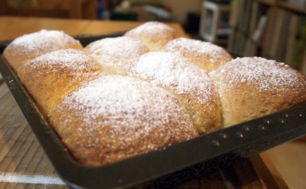 Zwetschgen-Rohrnudeln mit Vanille-Sauce - Rezept - kochbar.de