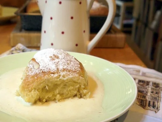 Rezept: Zwetschgen-Rohrnudeln mit Vanille-Sauce Zwetschgen-Rohrnudeln mit Vanille-Sauce - Rezept