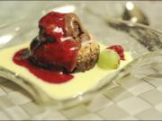 Schokoladensouflee mit Schokoeiskugel an warmer Vanille- und kalter Himbeersoße - Rezept