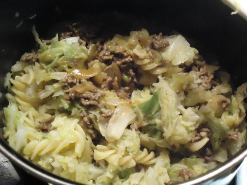 Wirsingkohl Hackfleisch mit Nudeln in Rahmsoße einfach von Redbarett