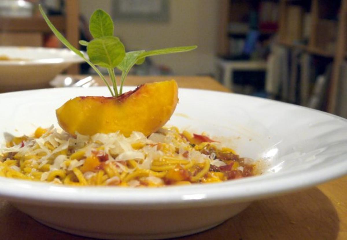 Spaghetti mit Tomaten-Pfirsich-Sauce - Rezept - kochbar.de