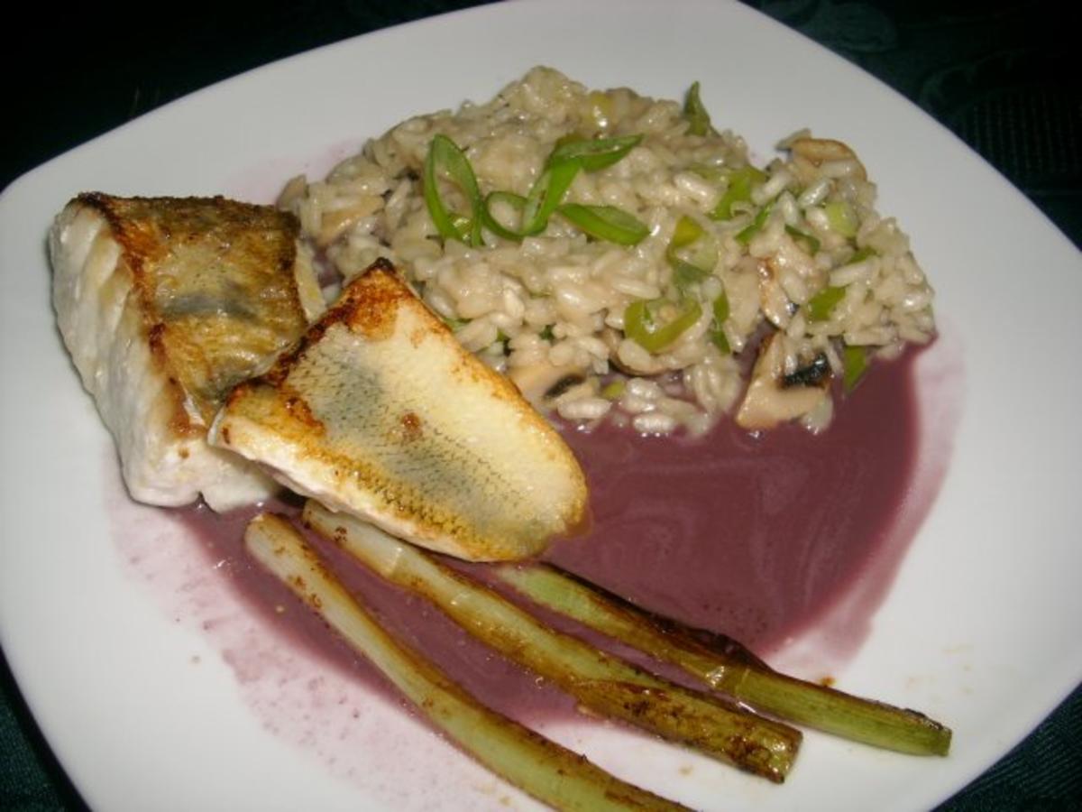 Zander auf Lauchrisotto mit Rotwein-Butter-Soße - Rezept - kochbar.de