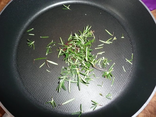 Hackbällchen, Rosmarinkartoffeln & Rotkohlsalat - Rezept - Bild Nr. 7