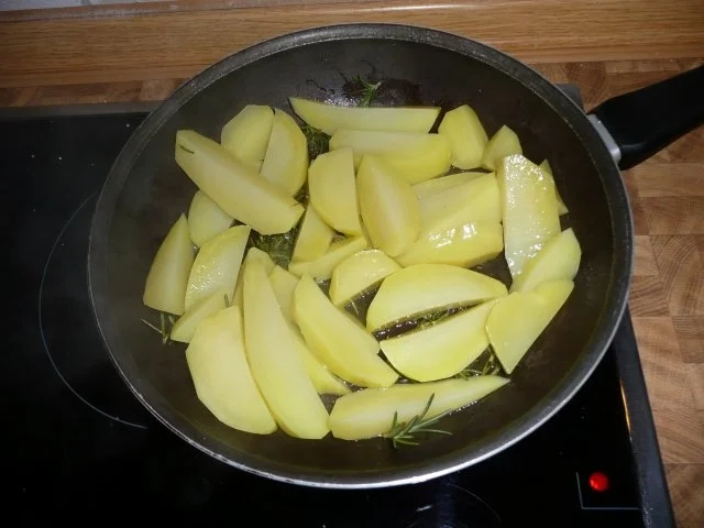 Hackbällchen, Rosmarinkartoffeln & Rotkohlsalat - Rezept - Bild Nr. 11