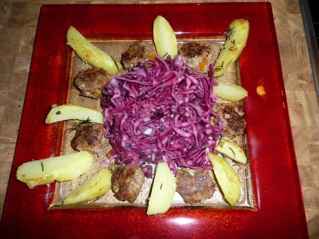Hackbällchen, Rosmarinkartoffeln & Rotkohlsalat - Rezept