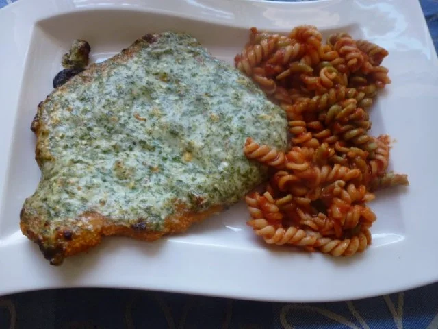 Rezept: Überbackenes XXL-NT-Schnitzel mit Tomatennudeln Überbackenes XXL-NT-Schnitzel mit Tomatennudeln - Rezept