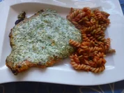 Überbackenes  XXL-NT-Schnitzel mit Tomatennudeln - Rezept