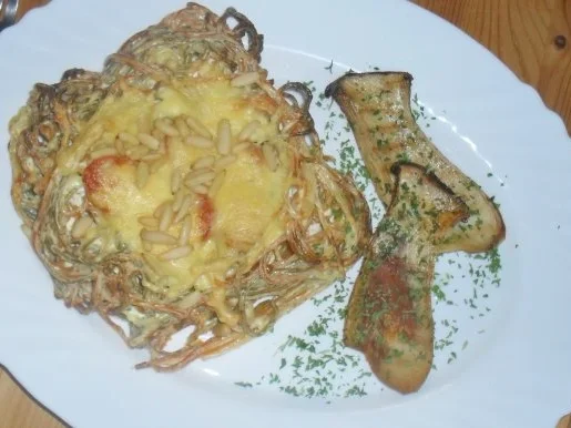 Rezept: Überbackene Nudelnester Überbackene Nudelnester - Rezept