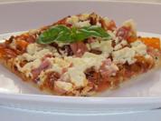 Flammkuchen mit Balsamico-Kürbis-Gemüse und zweierlei Käse - Rezept