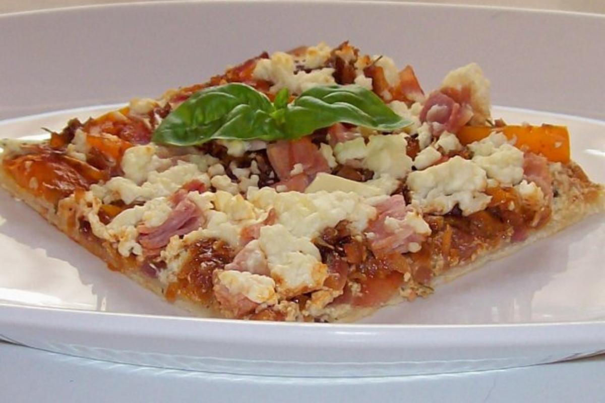 Bilder für Flammkuchen mit Balsamico-Kürbis-Gemüse und zweierlei Käse - Rezept