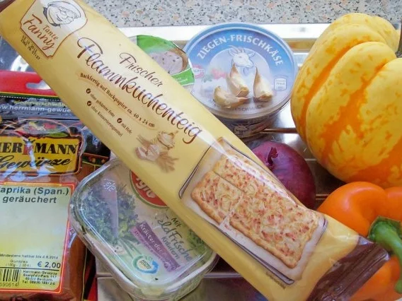 Flammkuchen mit Balsamico-Kürbis-Gemüse und zweierlei Käse - Rezept - Bild Nr. 2