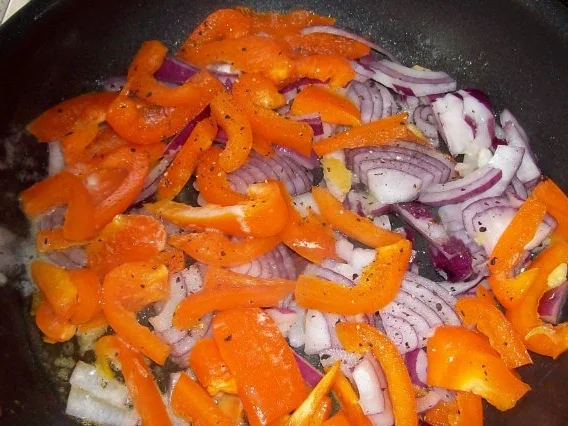 Flammkuchen mit Balsamico-Kürbis-Gemüse und zweierlei Käse - Rezept - Bild Nr. 5