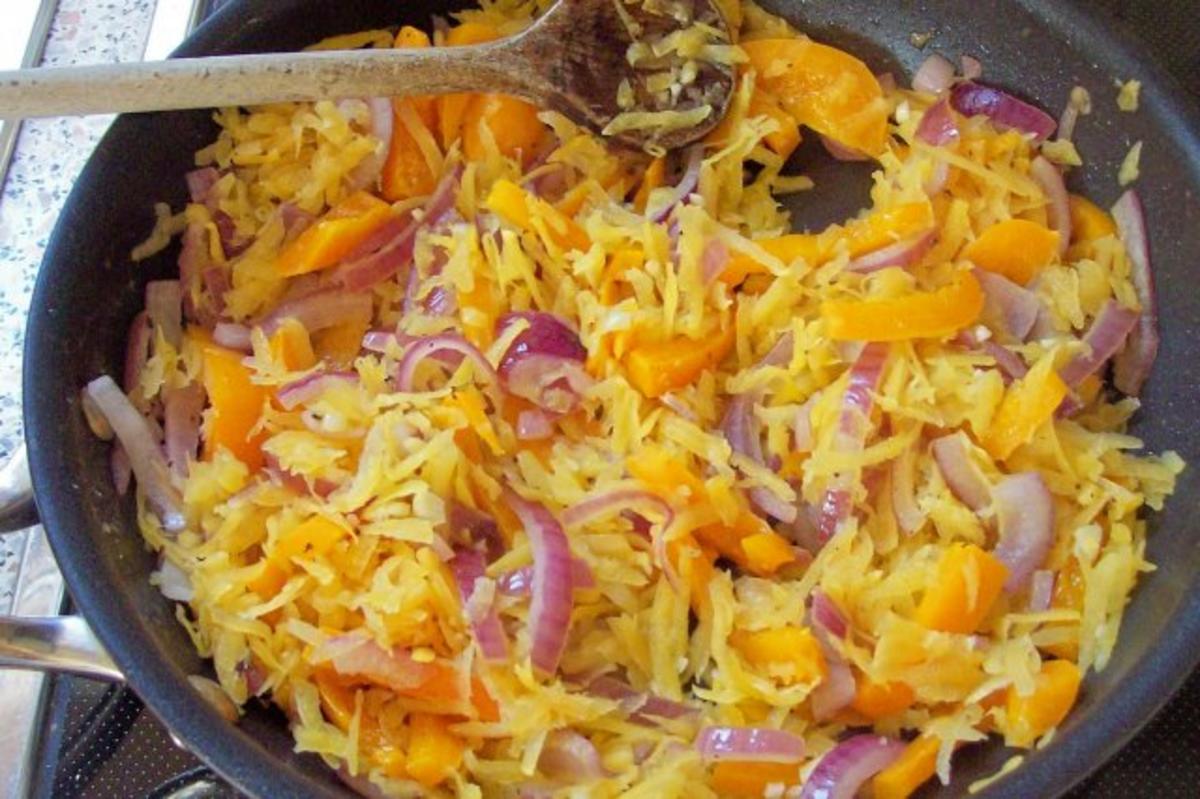 Flammkuchen mit Balsamico-Kürbis-Gemüse und zweierlei Käse - Rezept - Bild Nr. 6