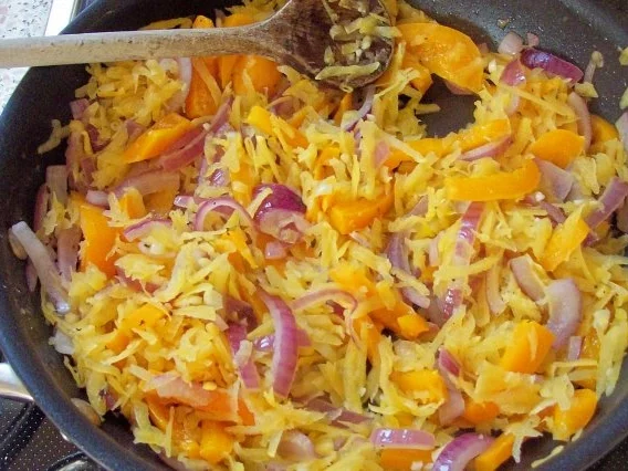 Flammkuchen mit Balsamico-Kürbis-Gemüse und zweierlei Käse - Rezept - Bild Nr. 6