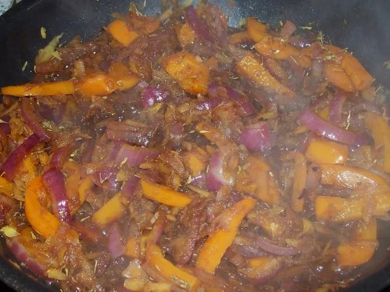 Flammkuchen mit Balsamico-Kürbis-Gemüse und zweierlei Käse - Rezept - Bild Nr. 7