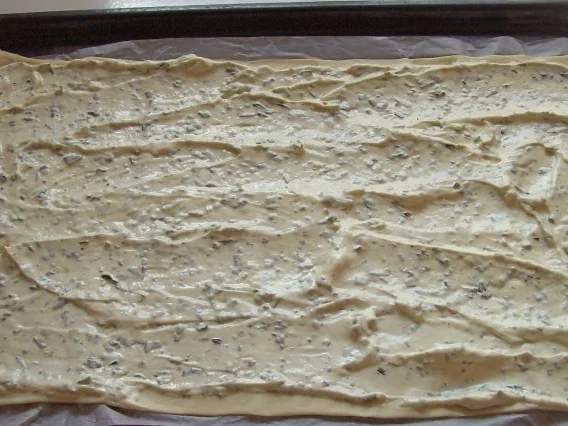 Flammkuchen mit Balsamico-Kürbis-Gemüse und zweierlei Käse - Rezept - Bild Nr. 8