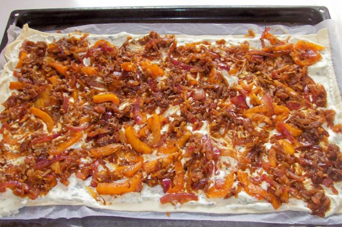 Flammkuchen mit Balsamico-Kürbis-Gemüse und zweierlei Käse - Rezept - Bild Nr. 9