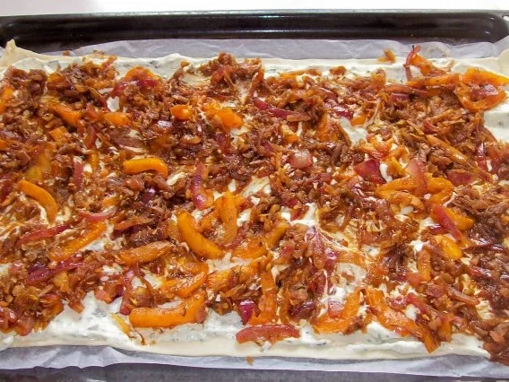 Flammkuchen mit Balsamico-Kürbis-Gemüse und zweierlei Käse - Rezept - Bild Nr. 9