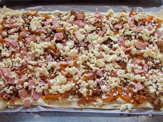 Flammkuchen mit Balsamico-Kürbis-Gemüse und zweierlei Käse - Rezept - Bild Nr. 10