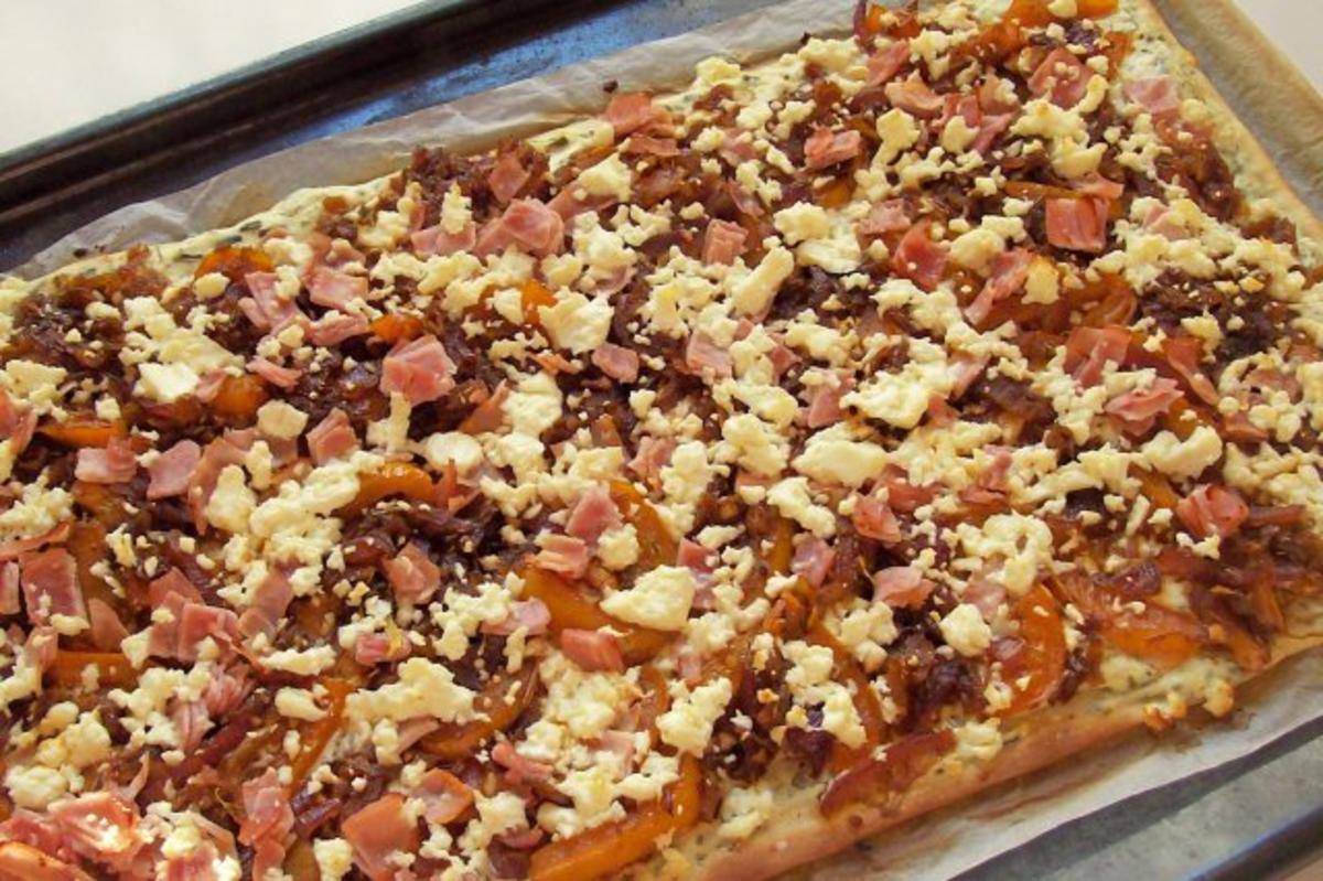 Flammkuchen mit Balsamico-Kürbis-Gemüse und zweierlei Käse - Rezept - Bild Nr. 11