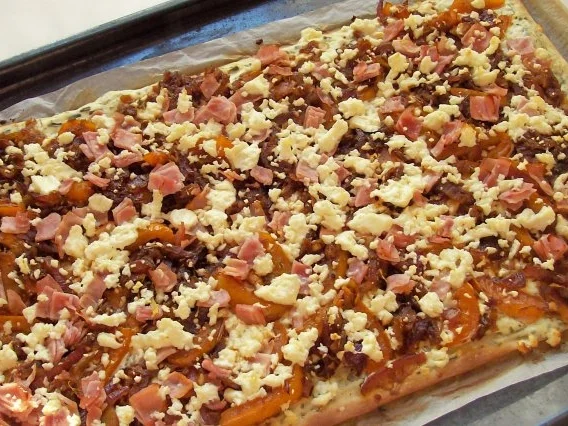 Flammkuchen mit Balsamico-Kürbis-Gemüse und zweierlei Käse - Rezept - Bild Nr. 11