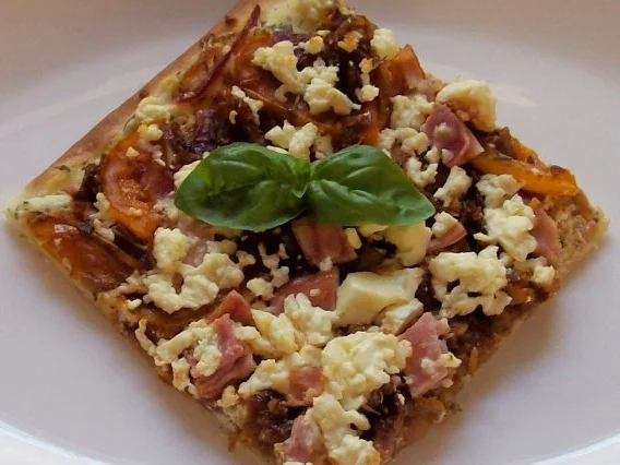 Flammkuchen mit Balsamico-Kürbis-Gemüse und zweierlei Käse - Rezept - Bild Nr. 12