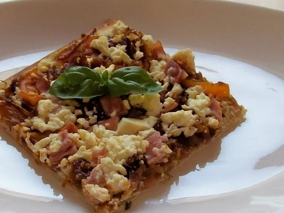 Flammkuchen mit Balsamico-Kürbis-Gemüse und zweierlei Käse - Rezept - Bild Nr. 13