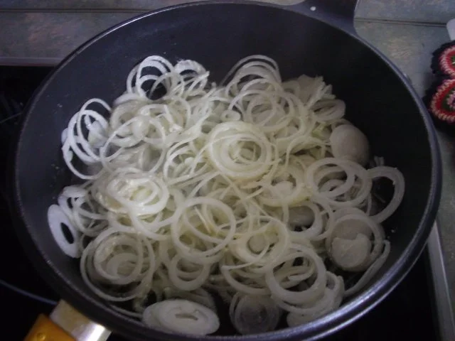 Rezept: Leber mit glasierten Apfelschnitzen und Röstzwiebeln Bild Nr. 2 Leber mit glasierten Apfelschnitzen und Röstzwiebeln - Rezept - Bild Nr. 2