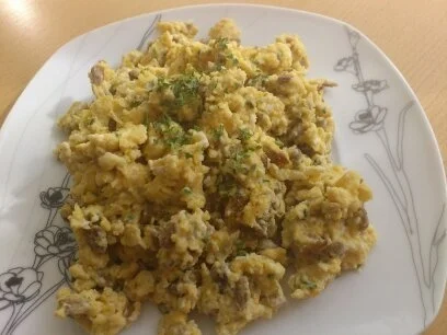 Rezept: Käse-Rührei mit gerösteten Sonnenblumenkernen Käse-Rührei mit gerösteten Sonnenblumenkernen - Rezept