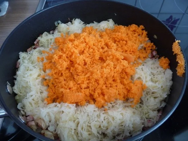 Rezept: Unter 30 Minuten : Oma´s Sauerkraut mit Wiener aus der Pfanne Bild Nr. 4 Unter 30 Minuten : Oma´s Sauerkraut mit Wiener aus der Pfanne - Rezept - Bild Nr. 4