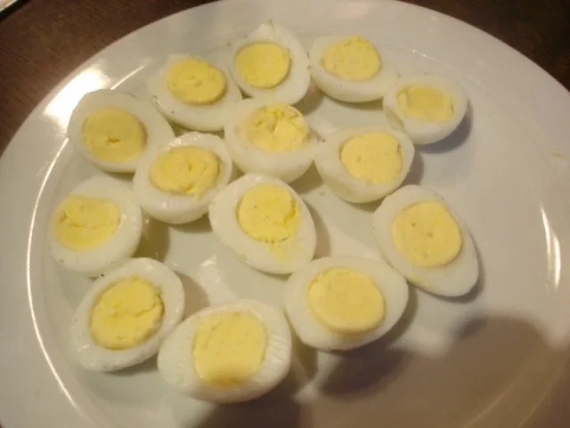 Rezept: Gekochte Wachteleier mit Senfsauce und Kartoffelpüree mit Erbsen Bild Nr. 8 Gekochte Wachteleier mit Senfsauce und Kartoffelpüree mit Erbsen - Rezept - Bild Nr. 8