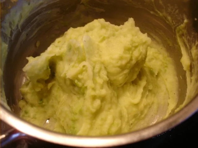 Rezept: Gekochte Wachteleier mit Senfsauce und Kartoffelpüree mit Erbsen Bild Nr. 17 Gekochte Wachteleier mit Senfsauce und Kartoffelpüree mit Erbsen - Rezept - Bild Nr. 17