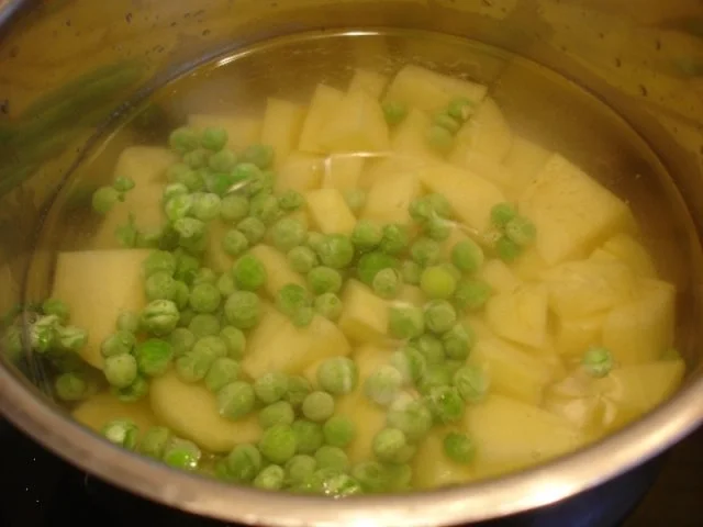 Rezept: Gekochte Wachteleier mit Senfsauce und Kartoffelpüree mit Erbsen Bild Nr. 15 Gekochte Wachteleier mit Senfsauce und Kartoffelpüree mit Erbsen - Rezept - Bild Nr. 15