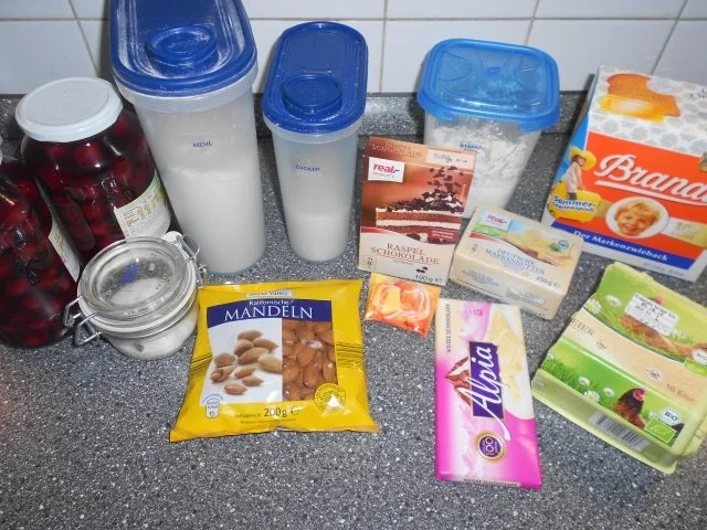 Rezept: Kirsch-Schnitten vom Blech Bild Nr. 2 Kirsch-Schnitten vom Blech - Rezept - Bild Nr. 2